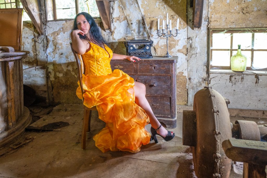 Frau mit Krone in Indoor-Szene