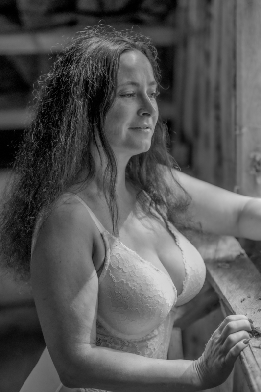 Frau am Fenster in Schwarzweiß