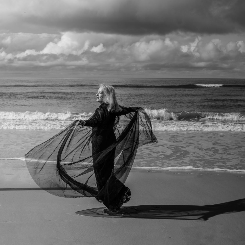 Frau am Strand mit Tuch