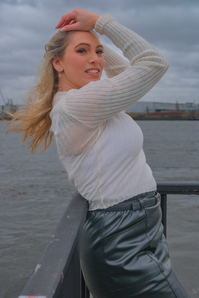 Frau posiert am Hafen