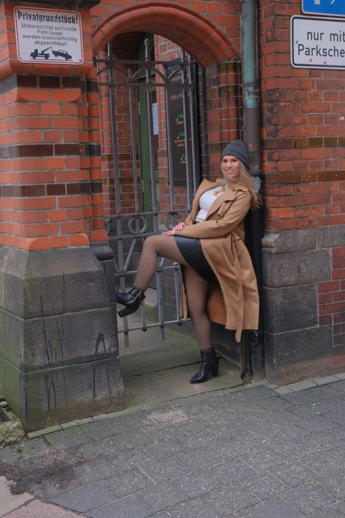 Frau in modischer Kleidung posiert