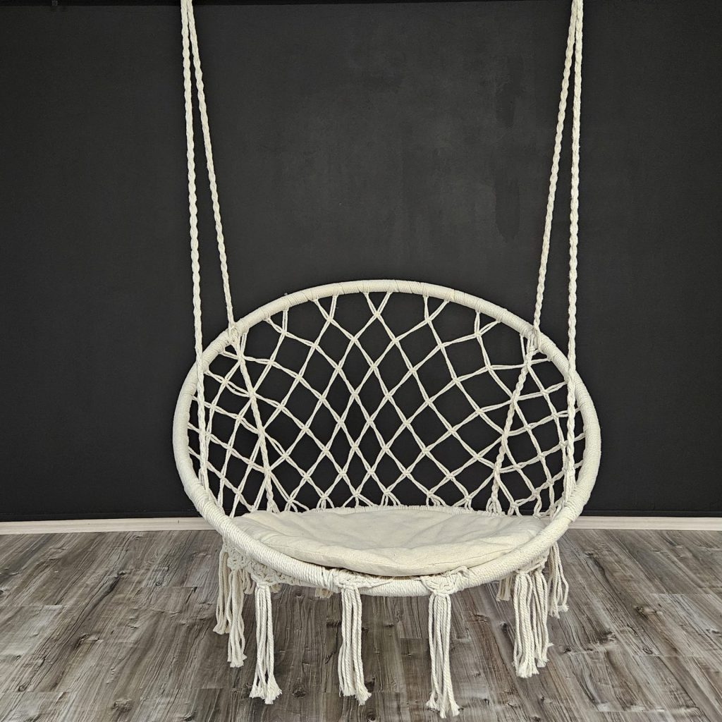 Frau im blauen Kleid zwischen Bambus