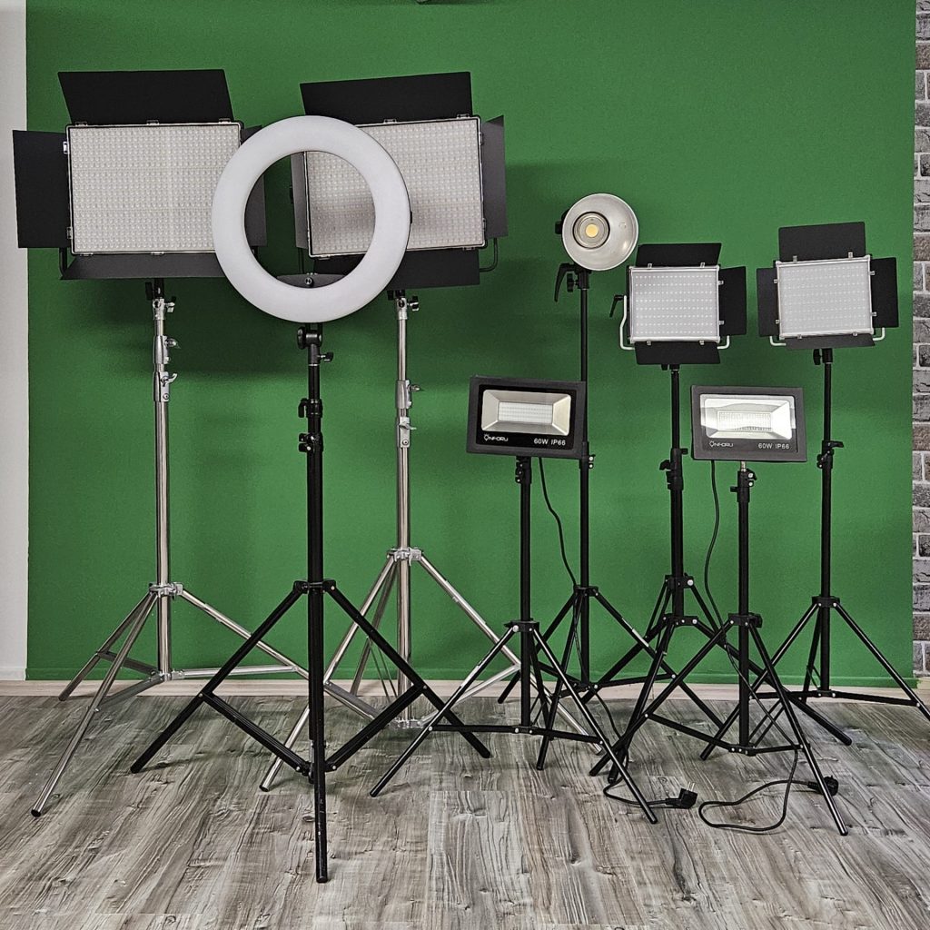 Frau im blauen Kleid zwischen Bambus