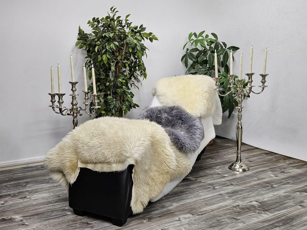 Frau im blauen Kleid zwischen Bambus