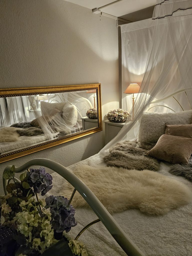 Frau im blauen Kleid zwischen Bambus