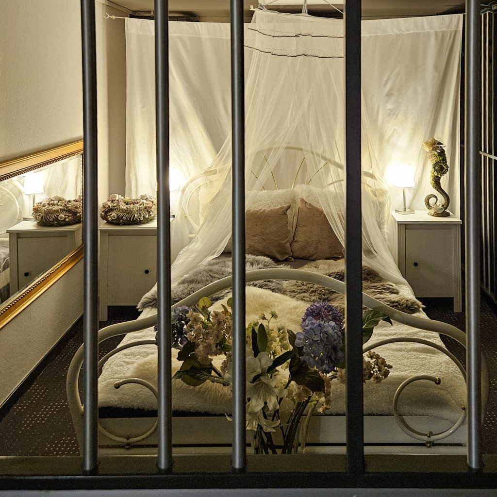 Komfort trifft Stil: Die elegante Chaiselongue ist ein vielseitiges Möbelstück für entspannte Porträts oder stilvolle Boudoir-Aufnahmen.