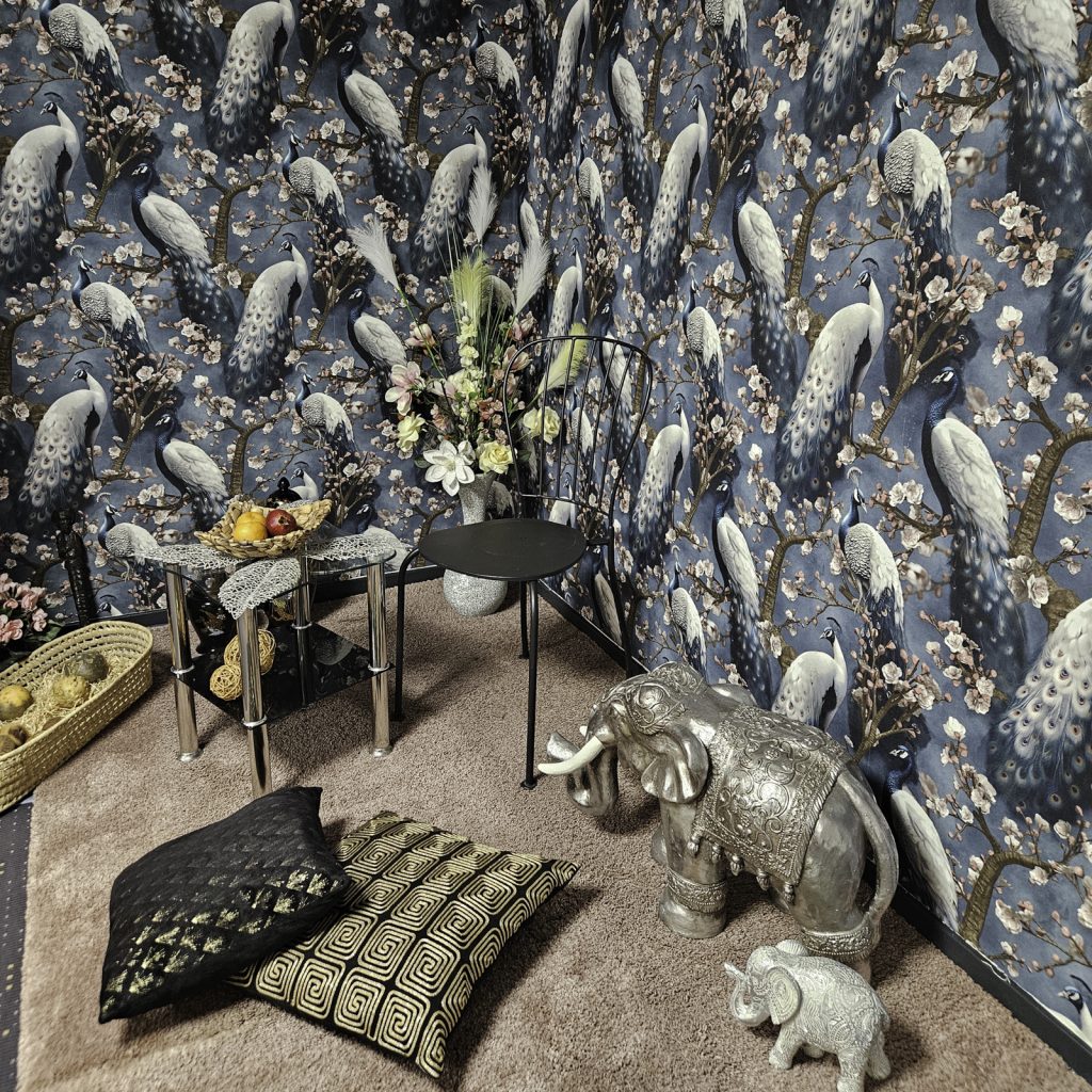 Zeitlose Eleganz für sinnliche Momente: Das helle Baldachin-Set schafft eine geschützte, weiche Atmosphäre für Porträts.