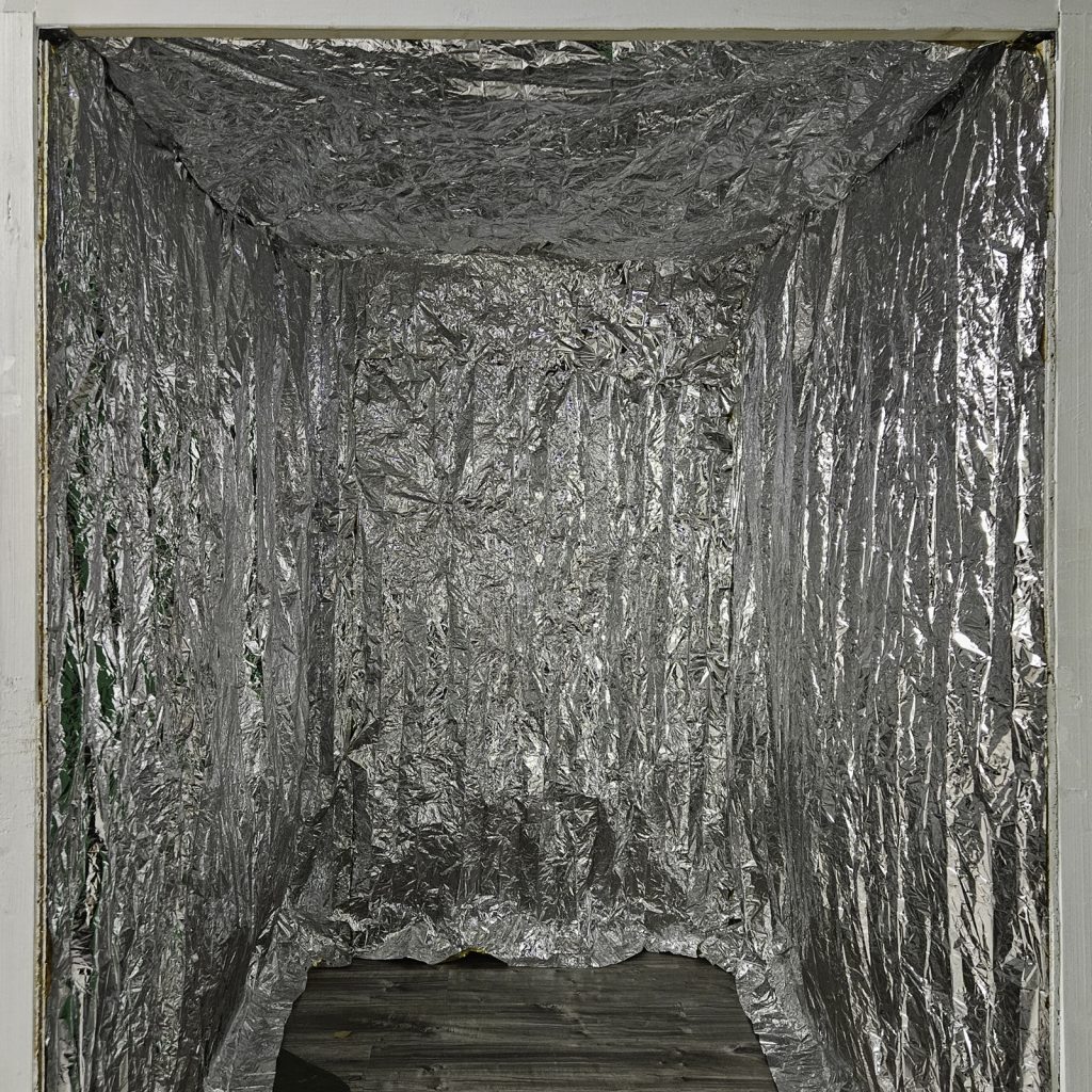 Leichtigkeit und Boho-Stil: Unsere Schaukel vor dunklem Hintergrund ist ein Highlight für kreative Porträts.