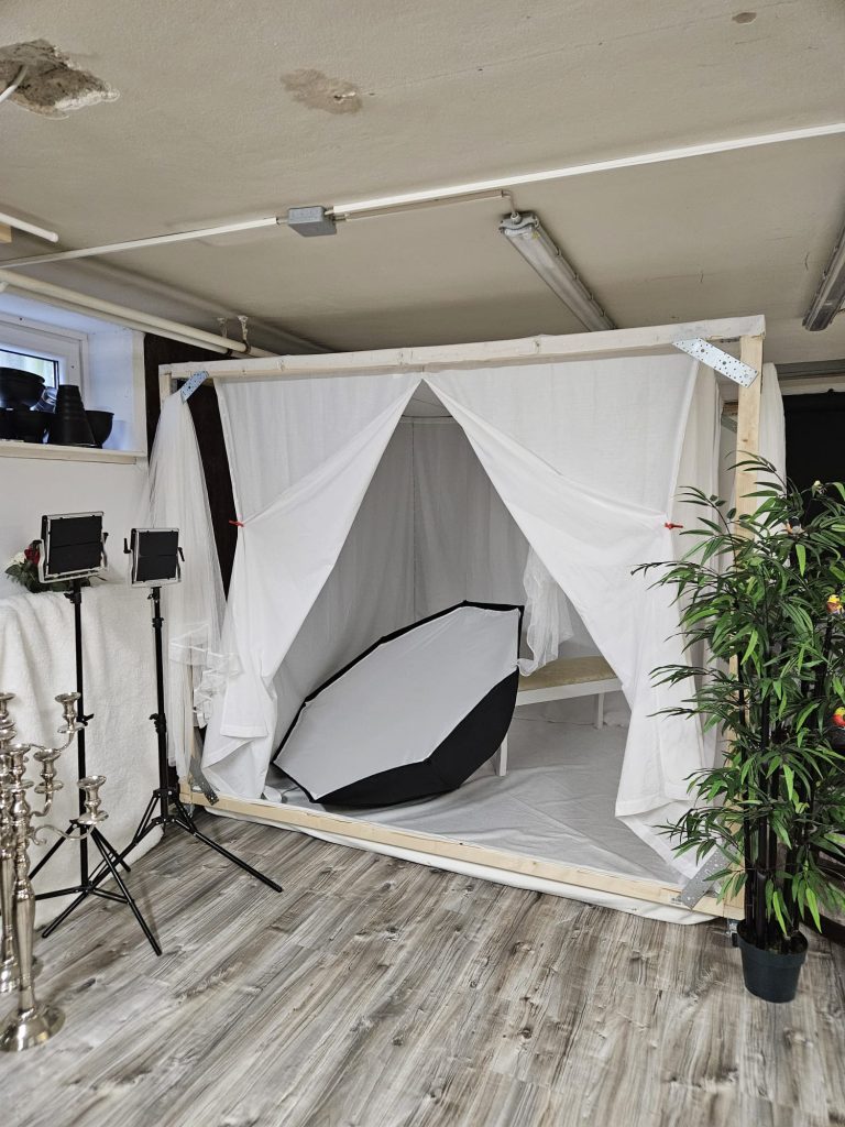 Perspektivwechsel: Der große Spiegel am Himmelbett-Set ermöglicht kreative Kompositionen und spielt mit Reflexionen für das besondere Etwas.