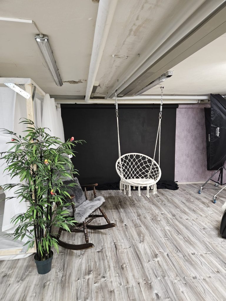 Ein Hauch von Orient: Die prachtvolle Pfauentapete und die silbernen Akzente bilden eine außergewöhnliche, farbenfrohe Kulisse.