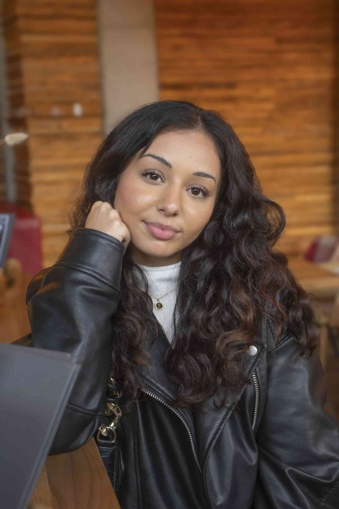 Frau auf Holzbrücke im Herbst