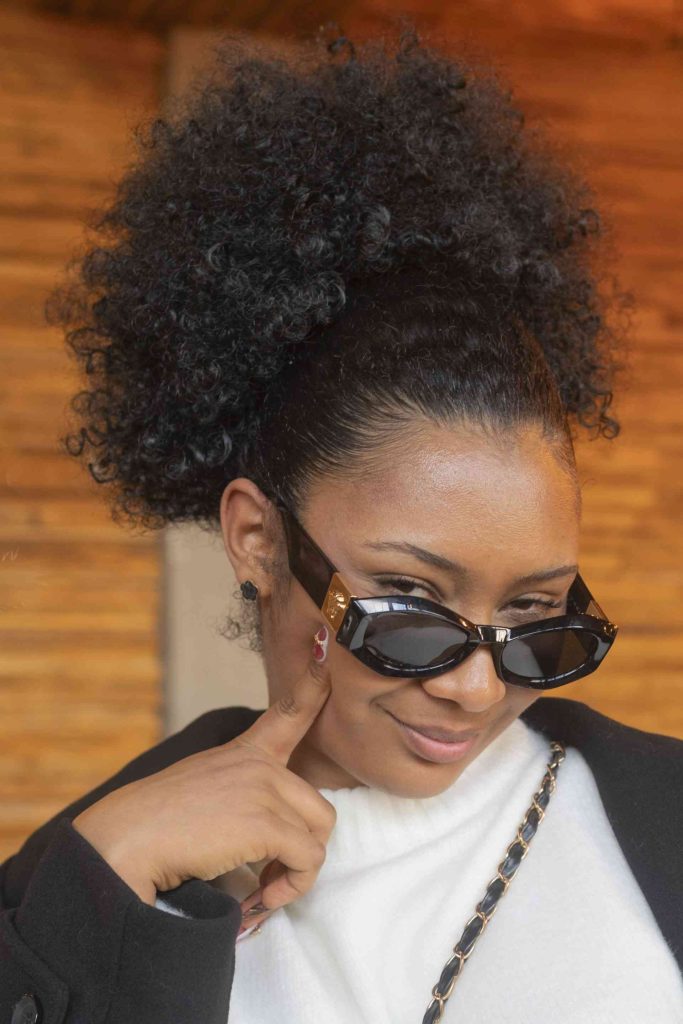 Frau auf Holzbrücke im Herbst